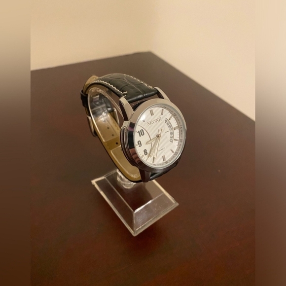 Brand new White Quartz Skone men’s fashion watch - Picture 3 of 3
